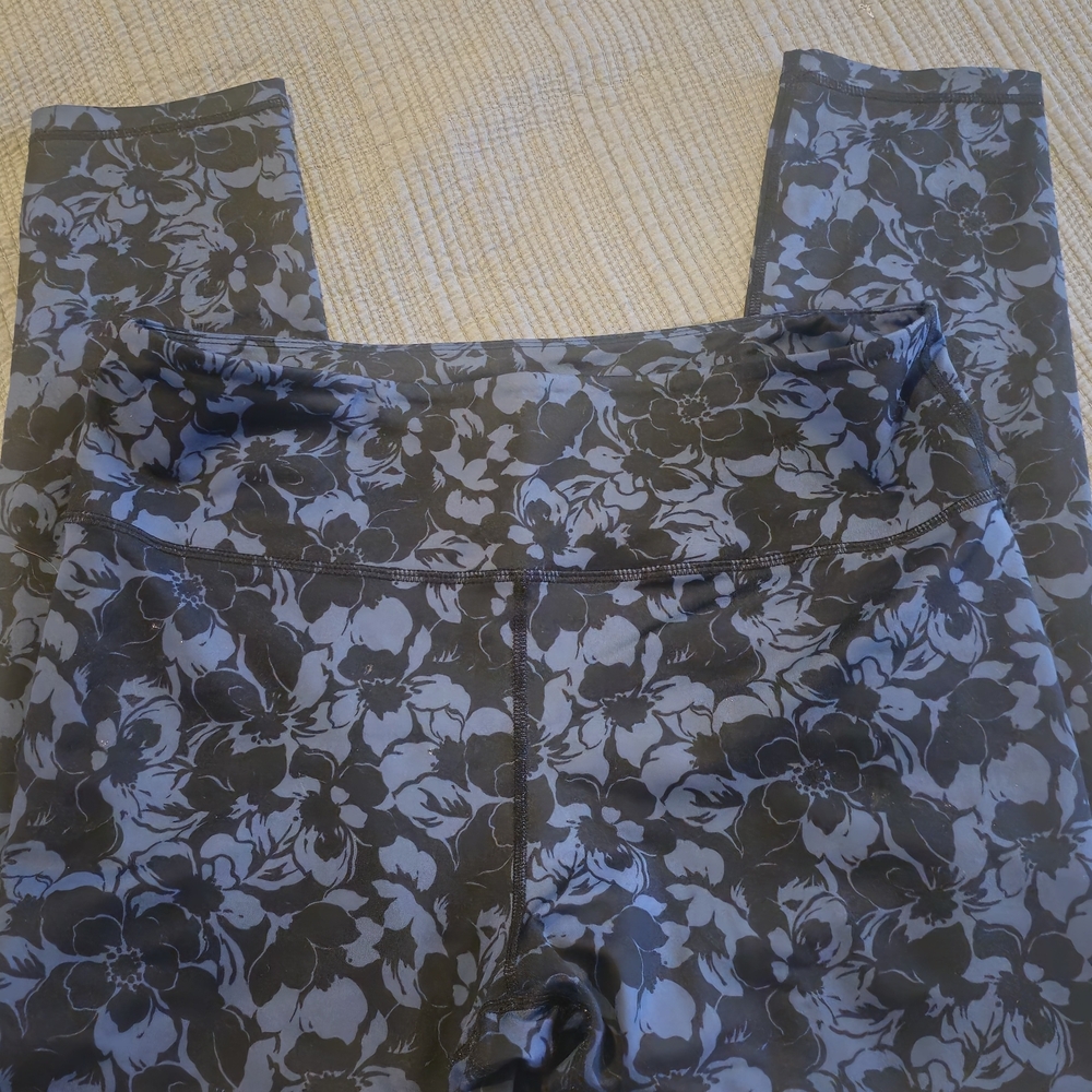 Zyia Active Women's Floral Leggings - Black